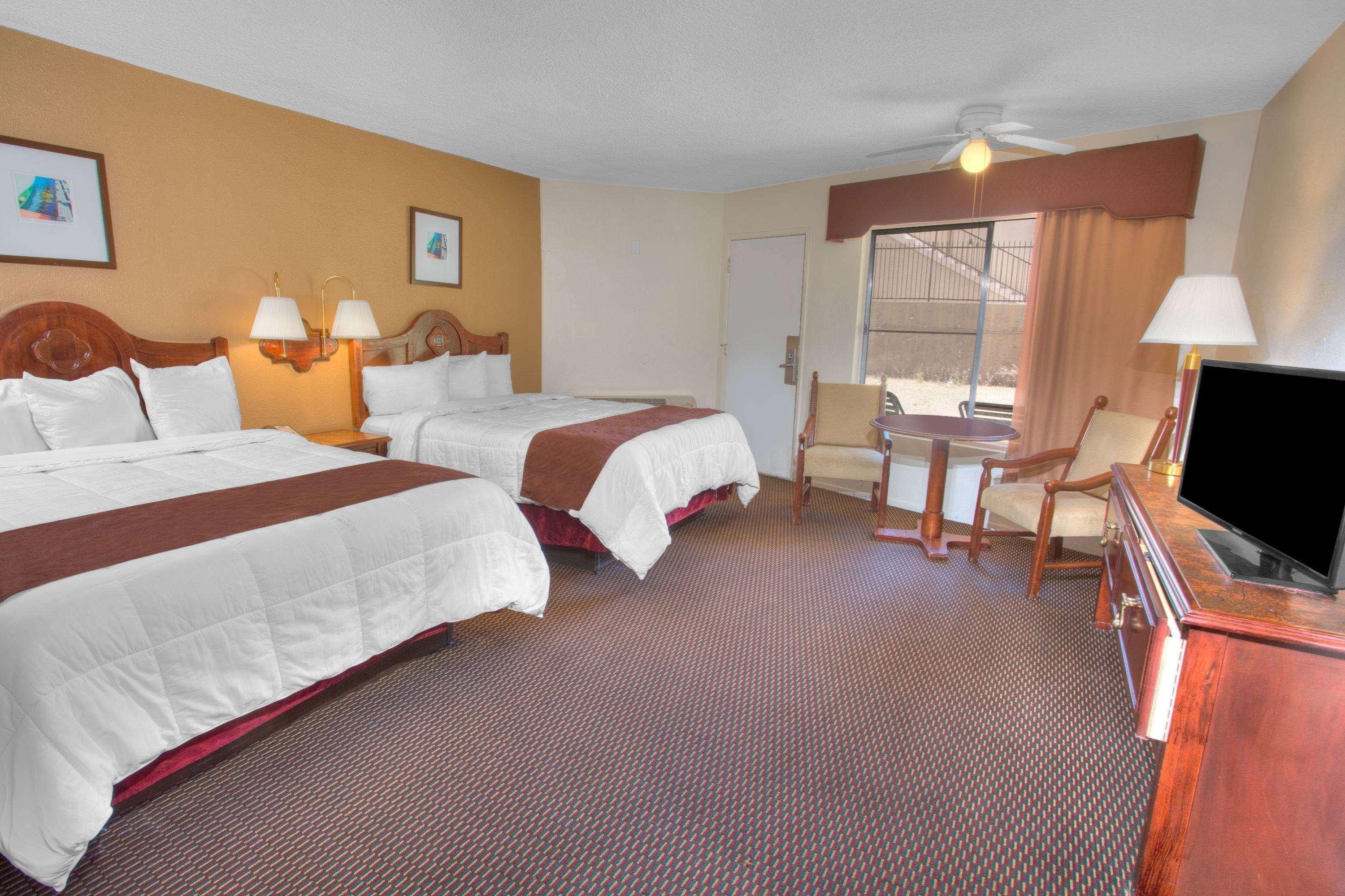 Travelodge Inn & Suites By Wyndham Yucca Valley/Joshua Tree Екстер'єр фото